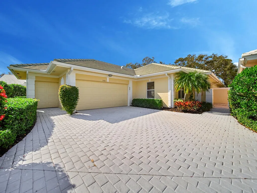 Monarch Country Club Residence
