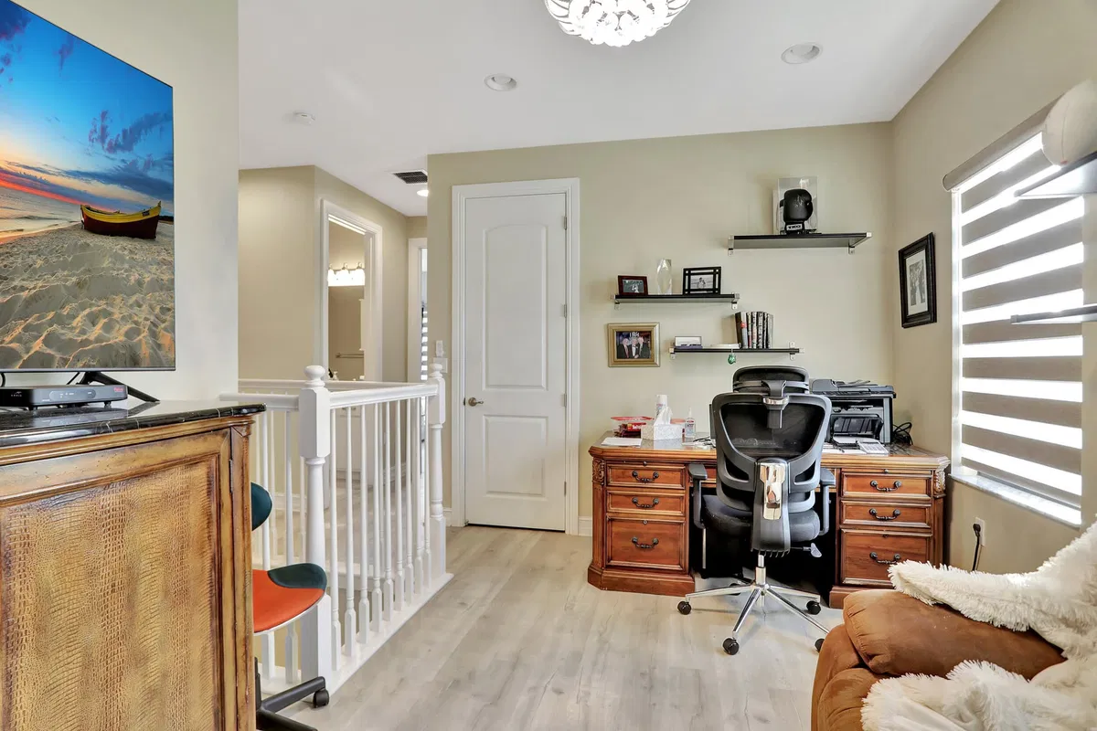  Residence photo 34