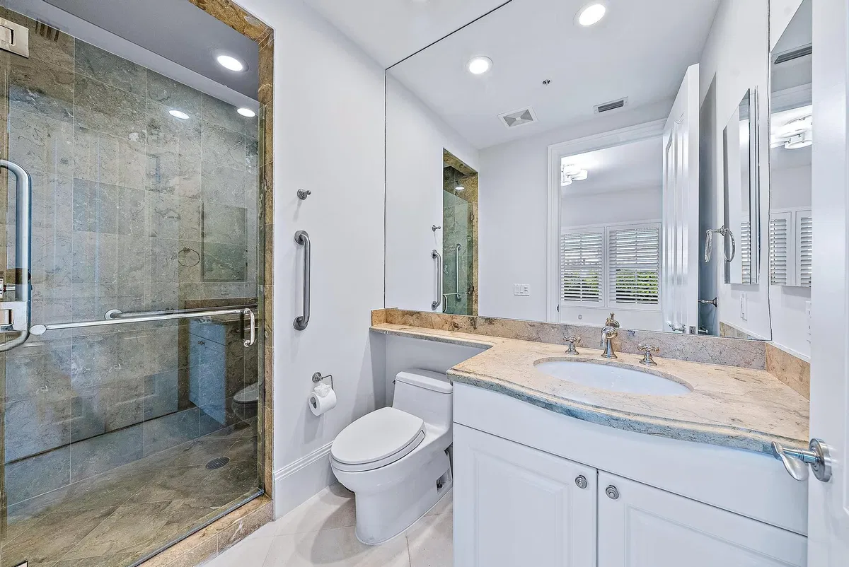 One Watermark Place Unit 201 photo 28