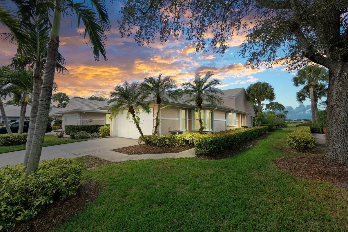 Monarch Country Club Residence
