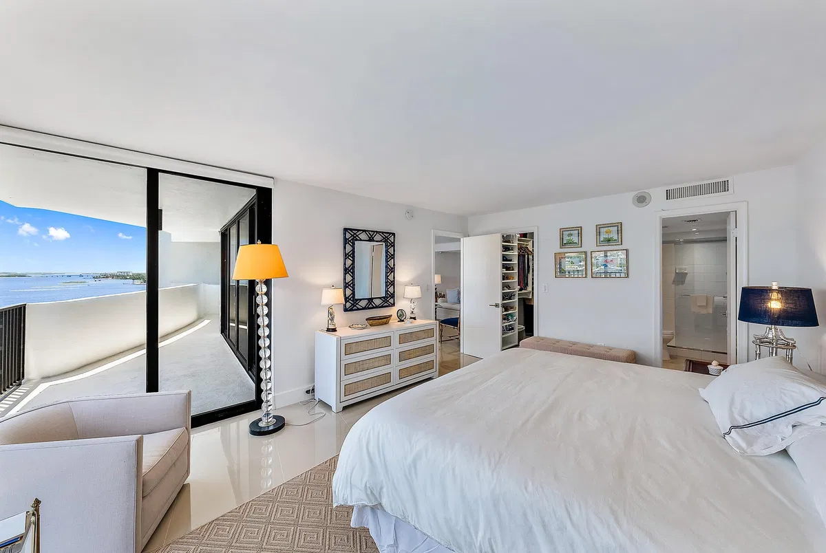 Trianon Unit 1401 photo 7