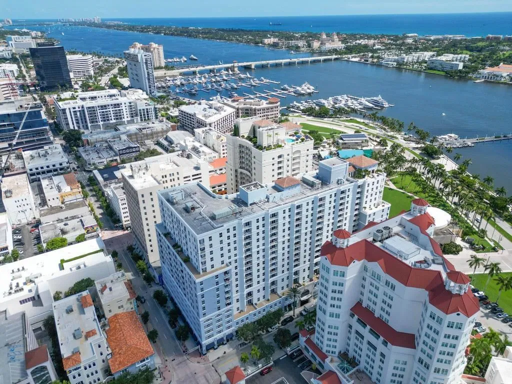 The Strand Unit 1317 photo 4