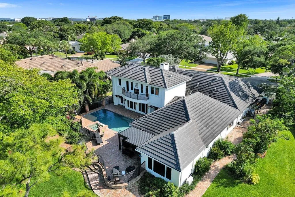 Boca Bath & Tennis Residence