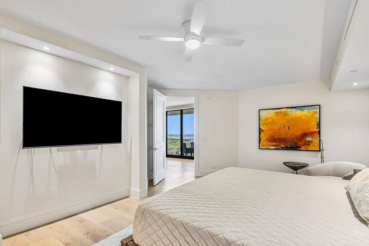 Sloan's Curve Palm Beach Unit 503s photo 19