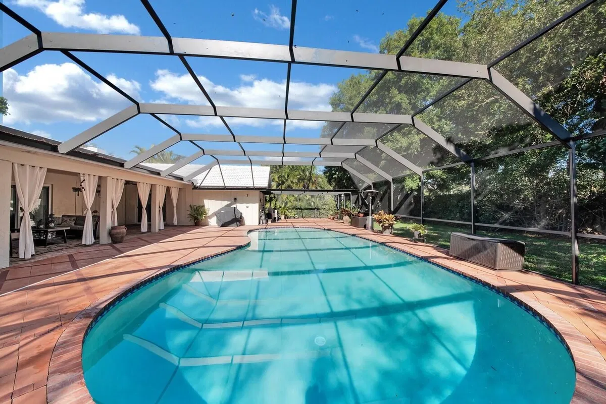 Boca Bath & Tennis Residence