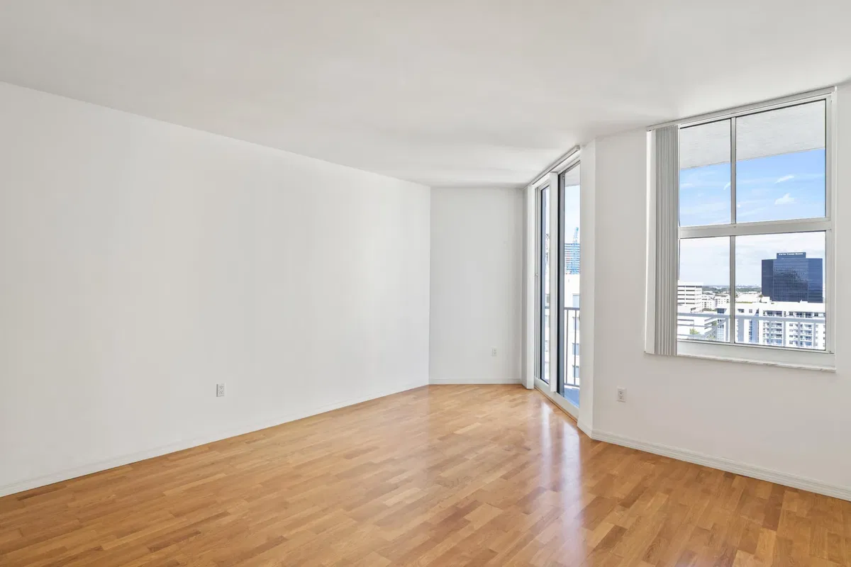 The Strand Unit 1421 photo 7