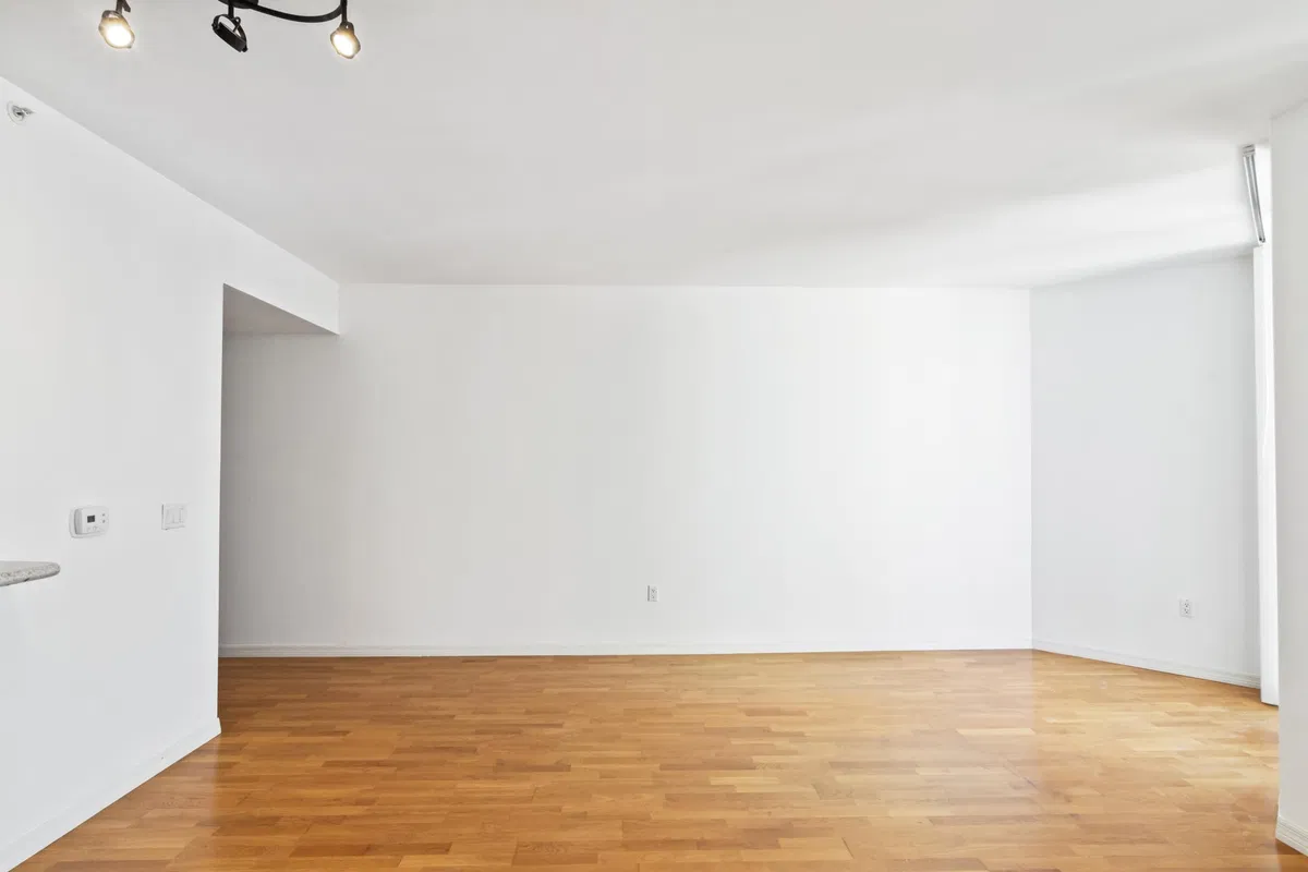 The Strand Unit 1421 photo 10