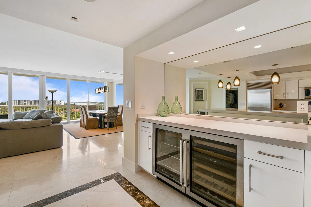 Sloan's Curve Palm Beach Unit 606s photo 7
