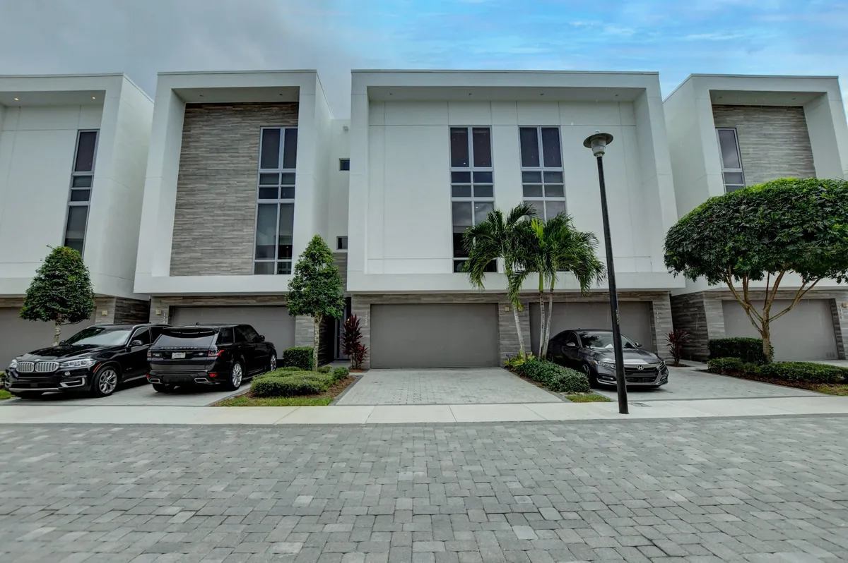 Moderne Boca Residence