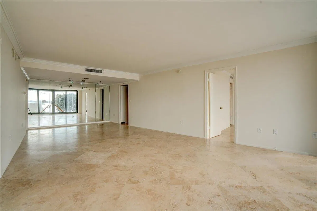 Trianon Unit 204 photo 10