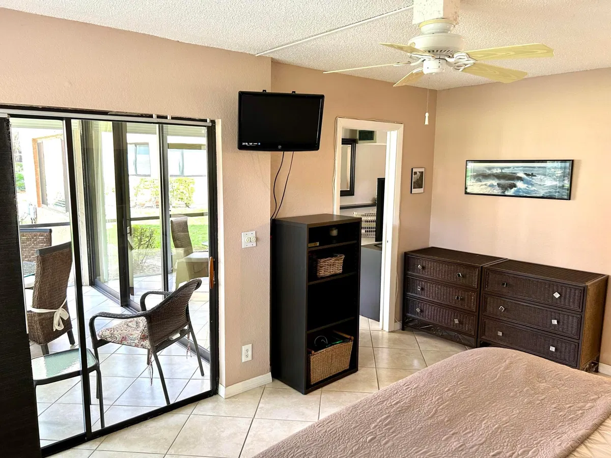 Unit 104 photo 16