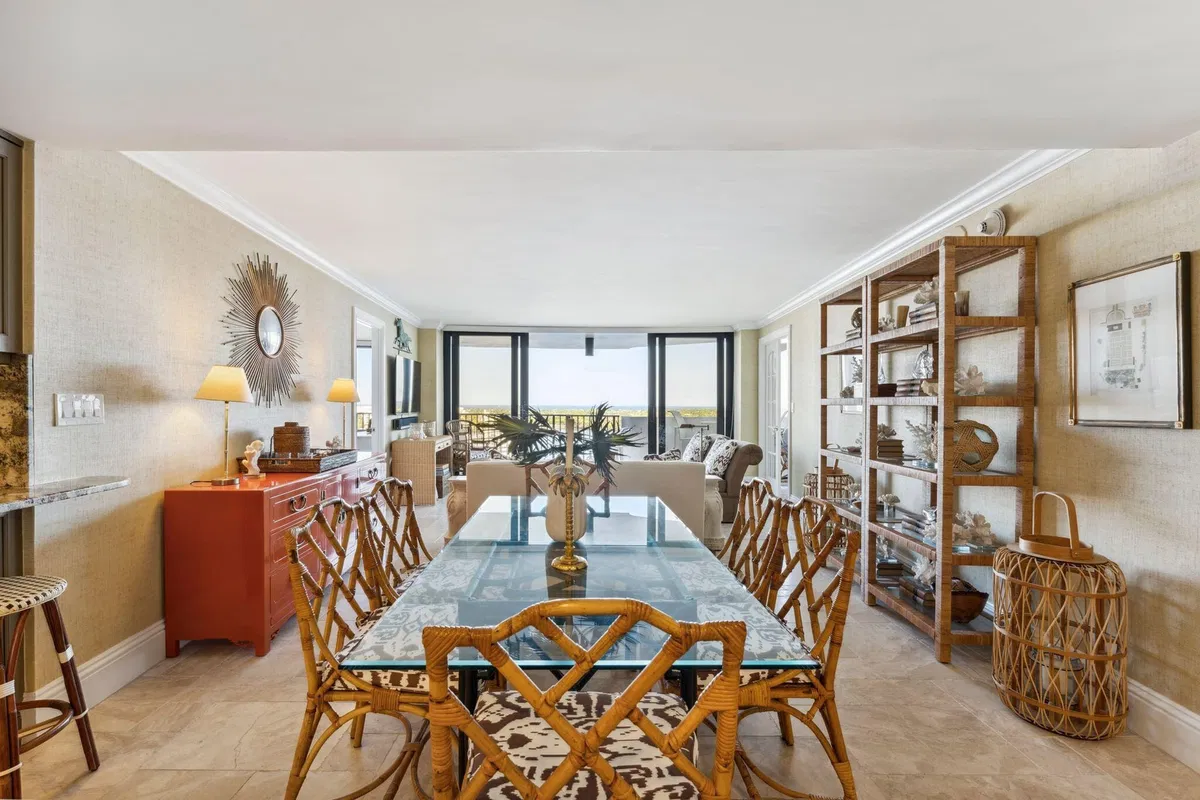 Trianon Unit 1402 photo 10