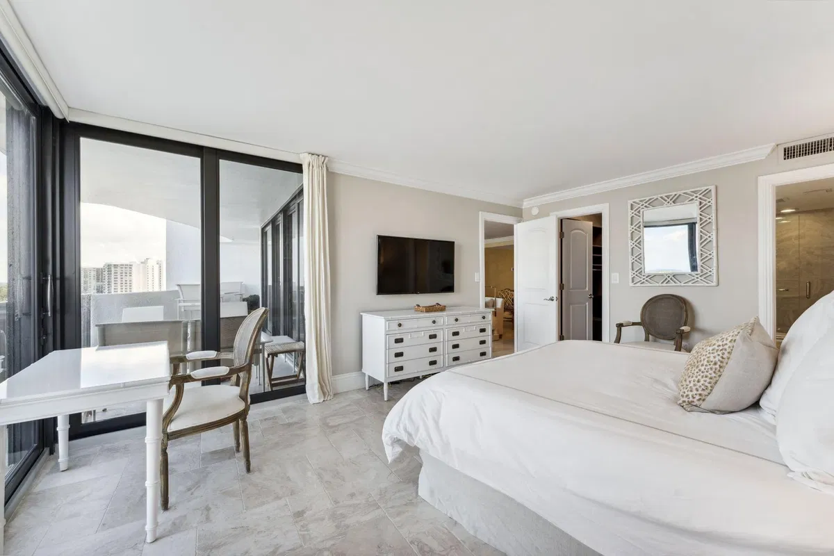 Trianon Unit 1402 photo 16