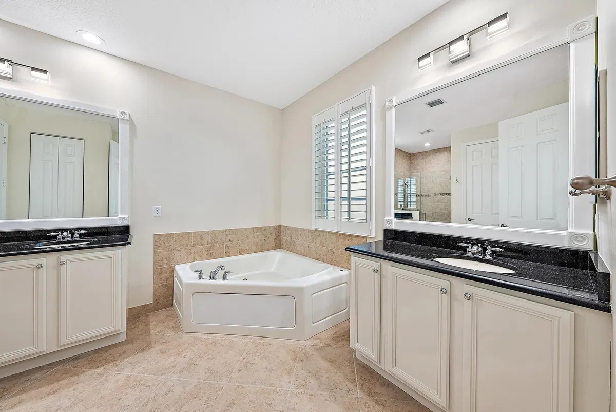 Canterbury Place Residence photo 16