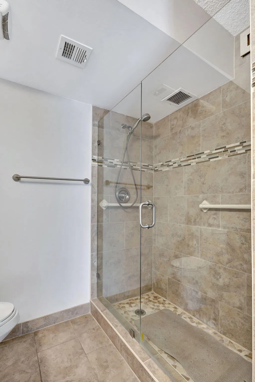 Unit 104 photo 16