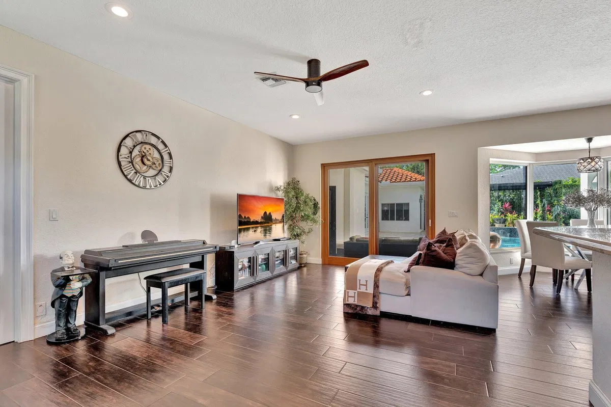 Seasons Residence photo 46