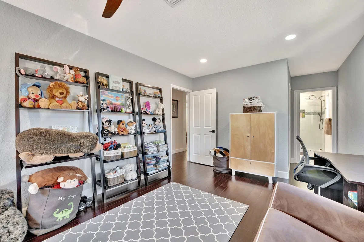 Seasons Residence photo 64
