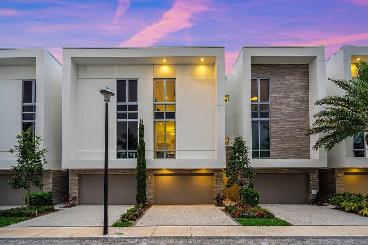 Moderne Boca Residence