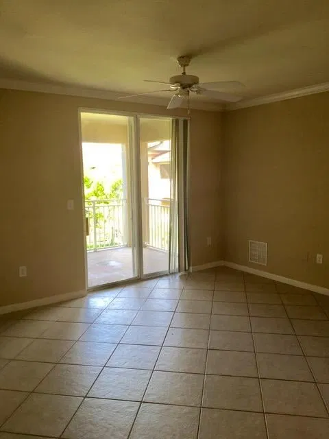 Unit 307 photo 4
