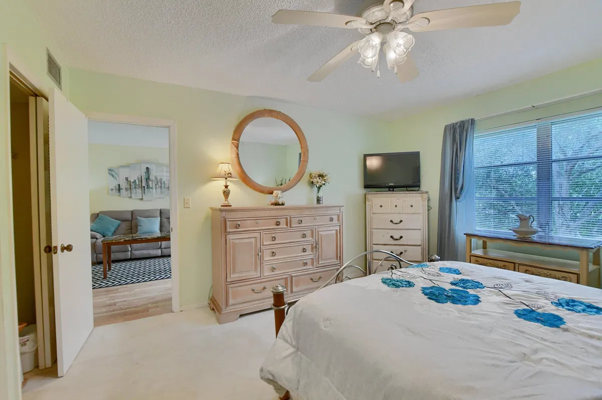 Unit 1027 photo 10