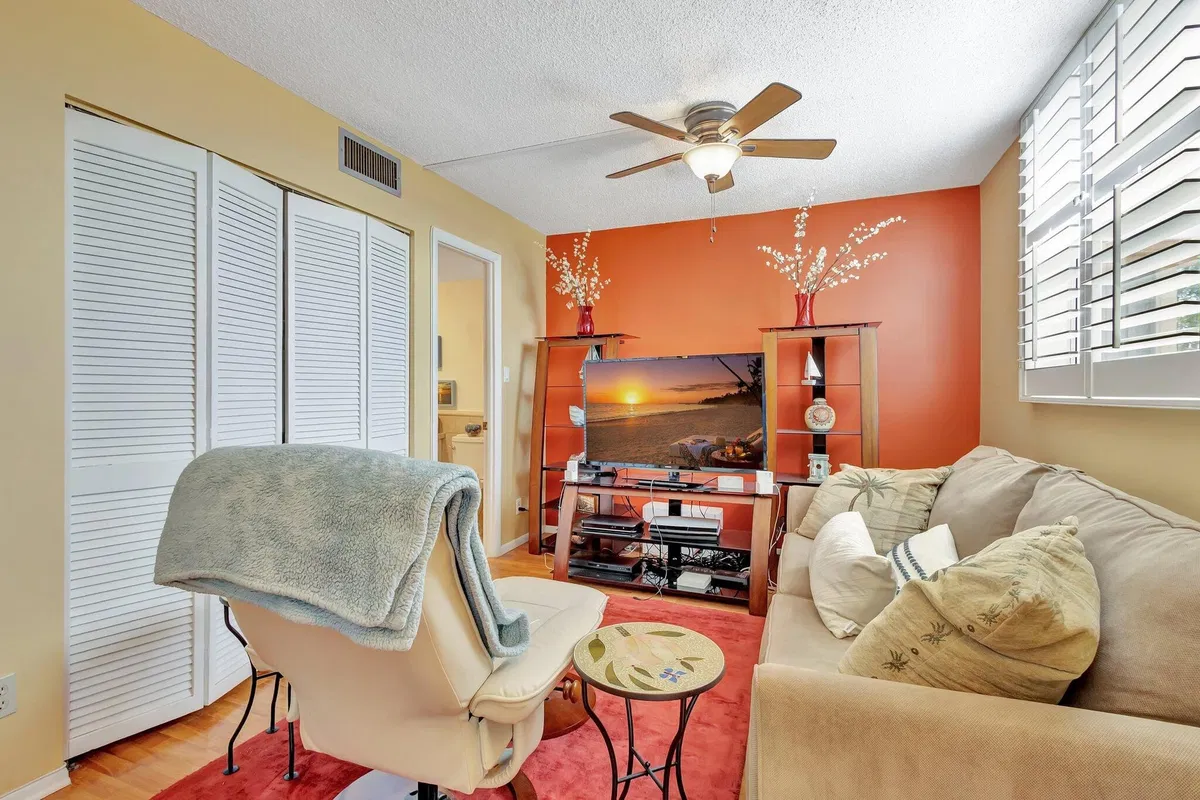 Unit 512 photo 10