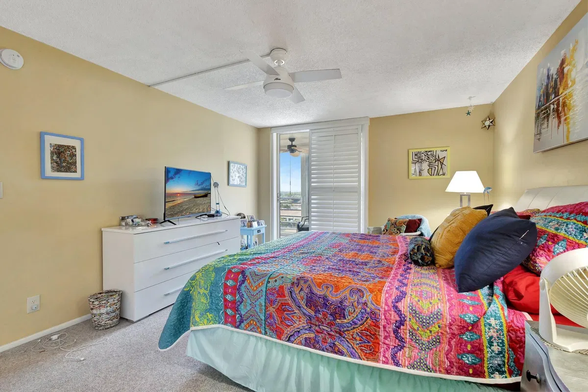 Unit 512 photo 16