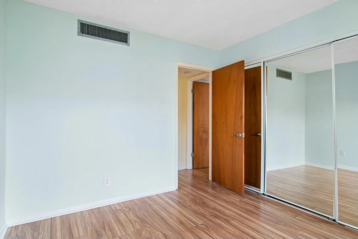 Unit 112 photo 13