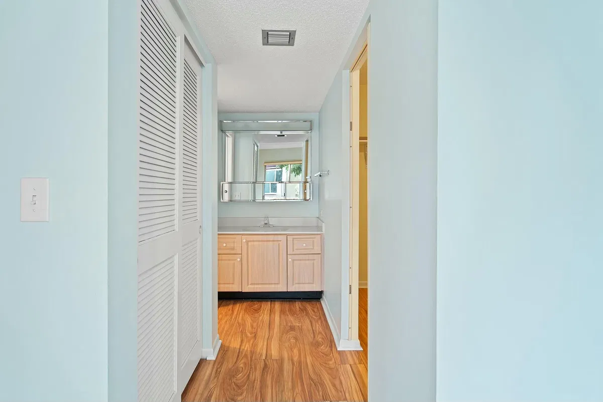 Unit 112 photo 19