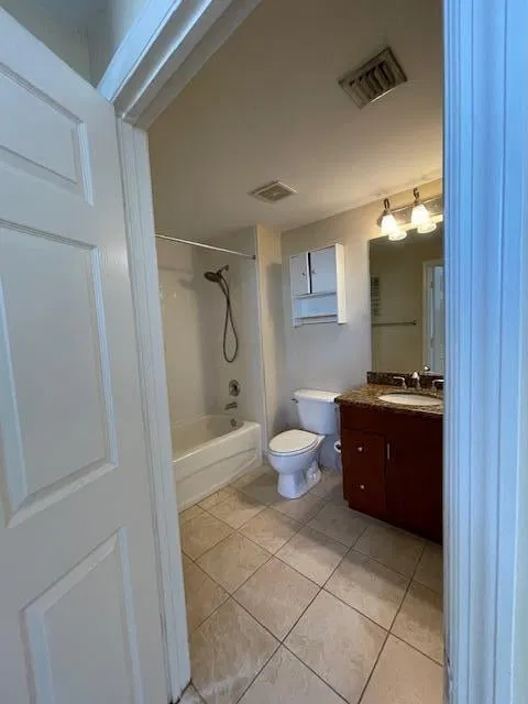 The Strand Unit 1221 photo 7