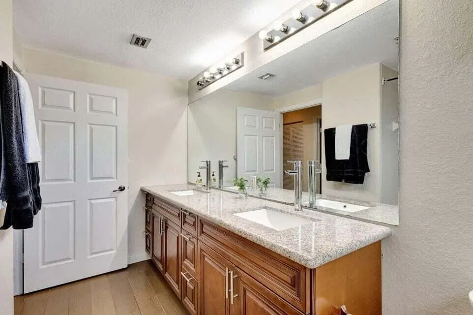  Unit 105 photo 28