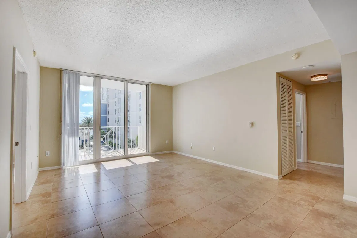 The Strand Unit 818 photo 4