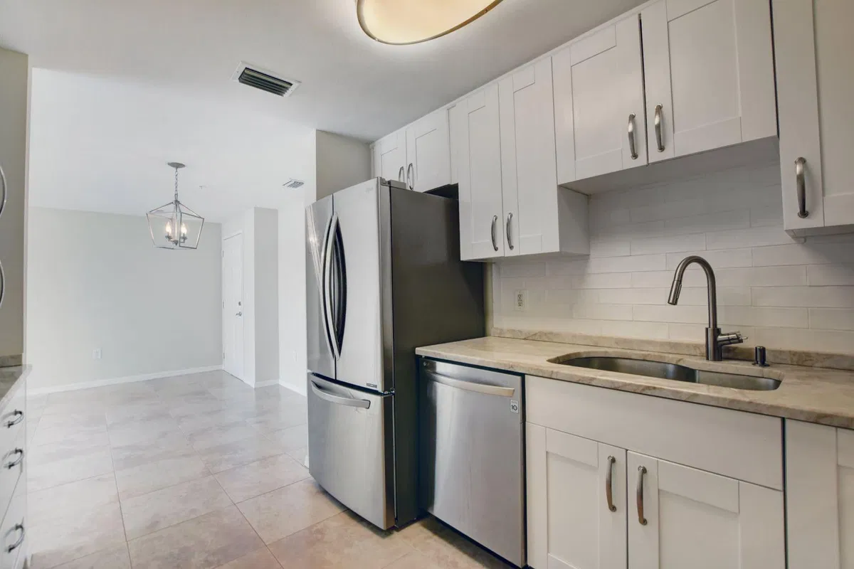 The Strand Unit 818 photo 7