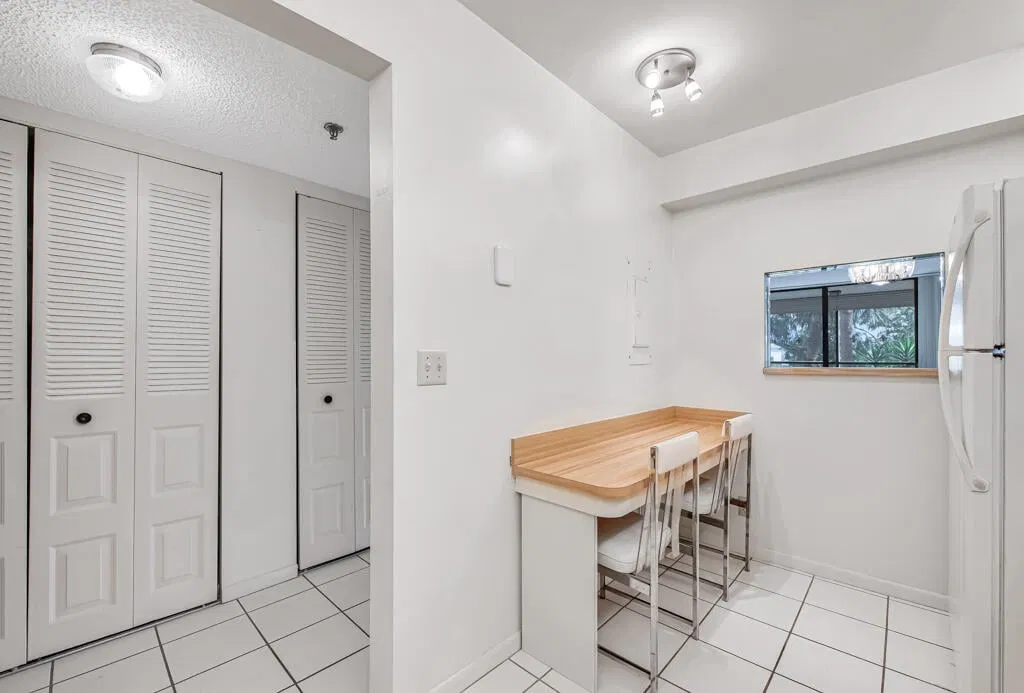 Unit 206 photo 4
