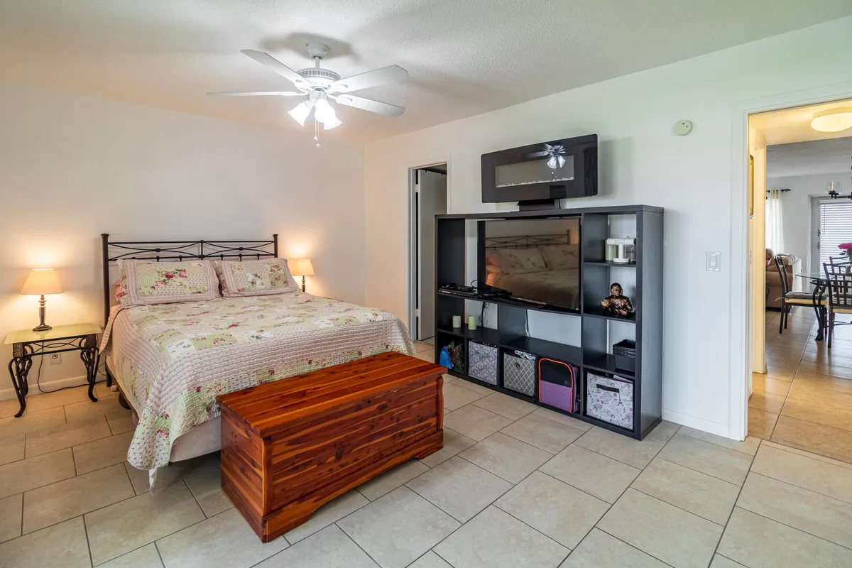 Unit F photo 22