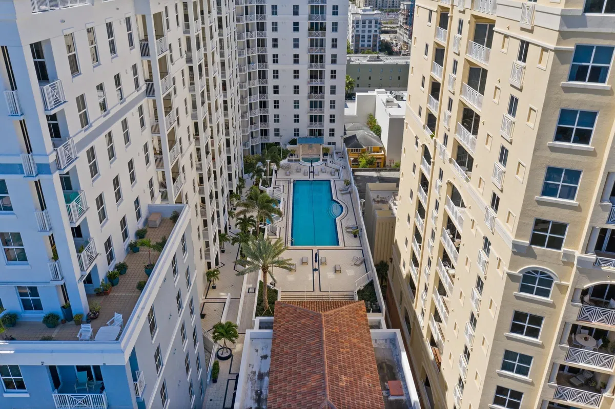 The Strand Unit 806 photo 4