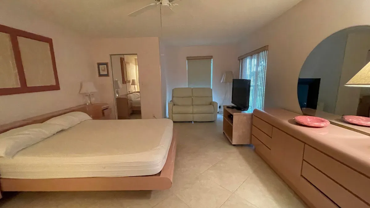 Unit 305 photo 4