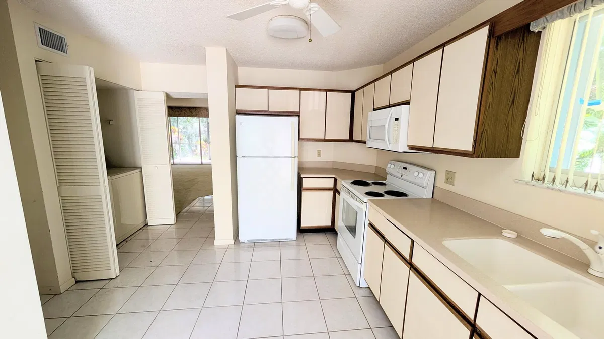 Unit 104 photo 16