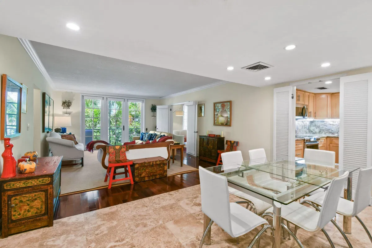 In-Town Palm Beach Unit 2 D photo 4