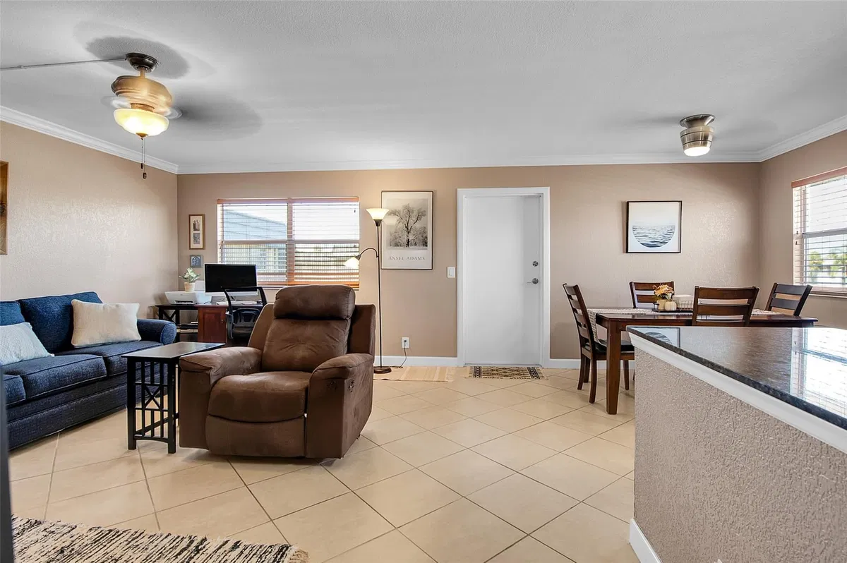 Unit 409 photo 4