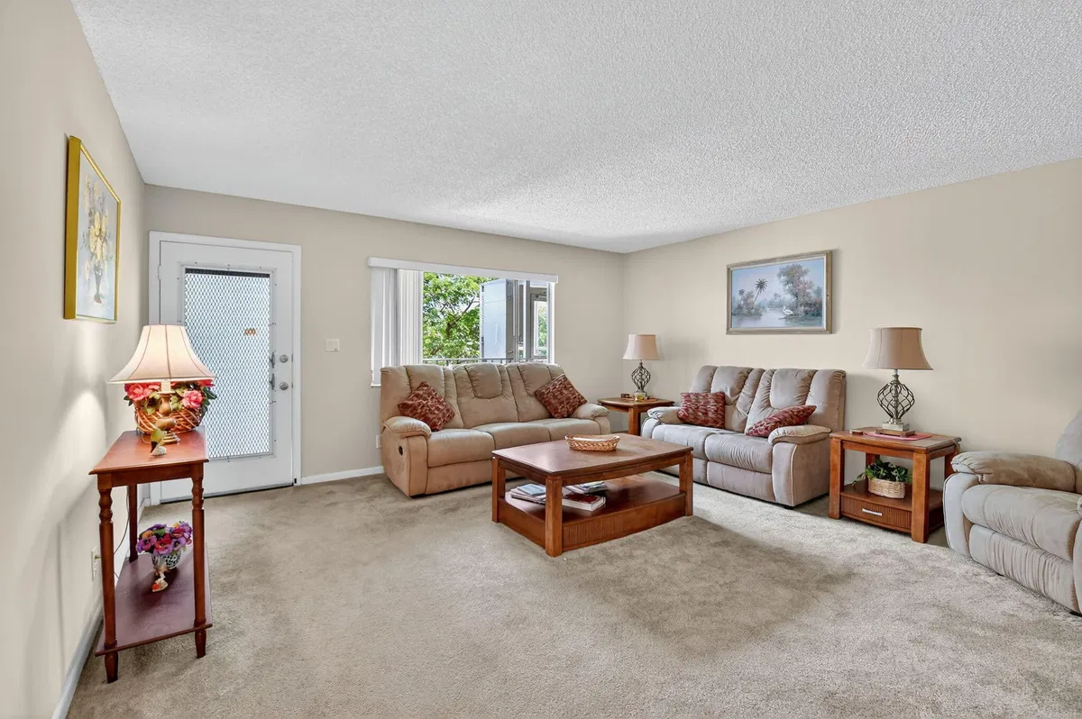 Unit 136 photo 4
