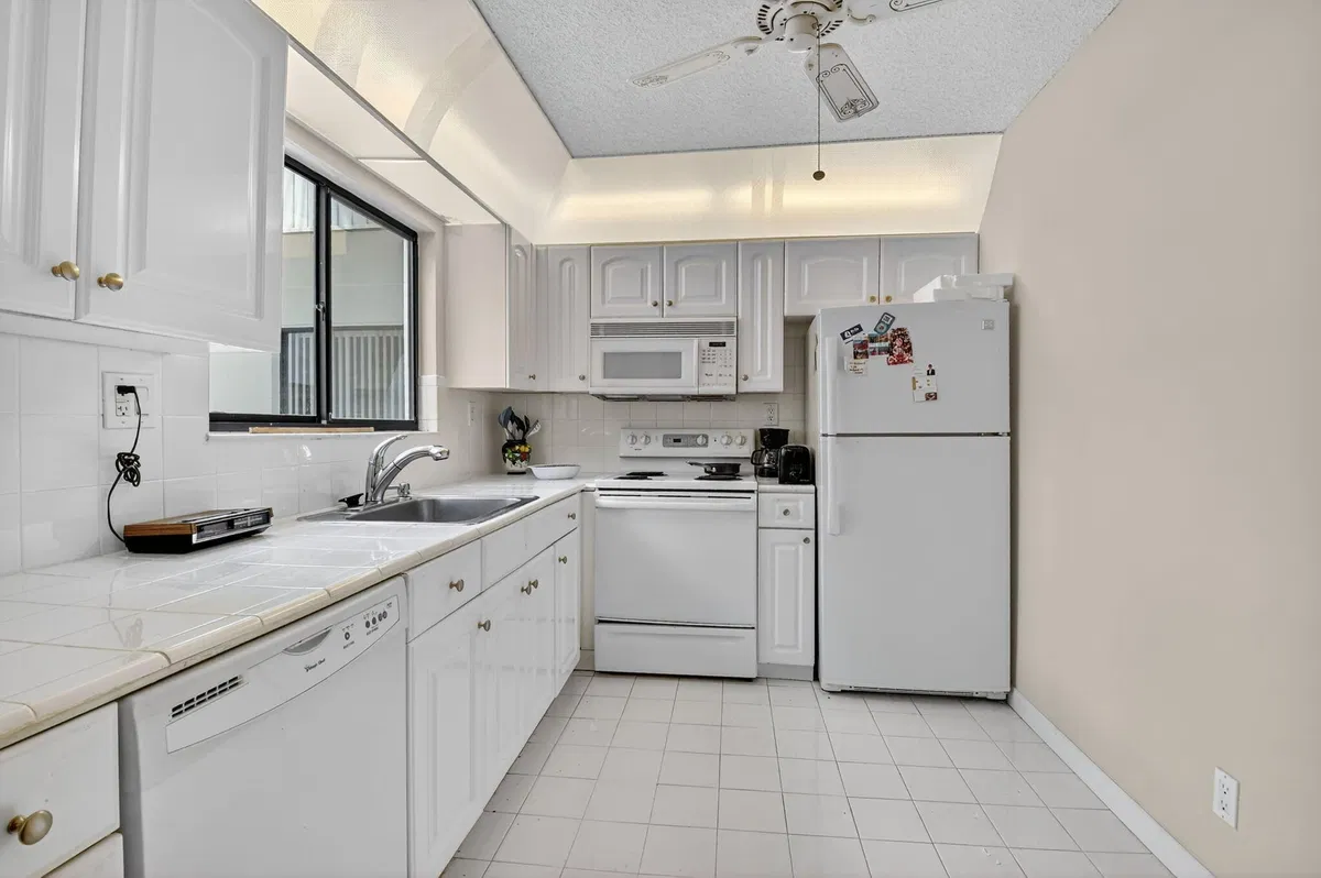 Unit 136 photo 13