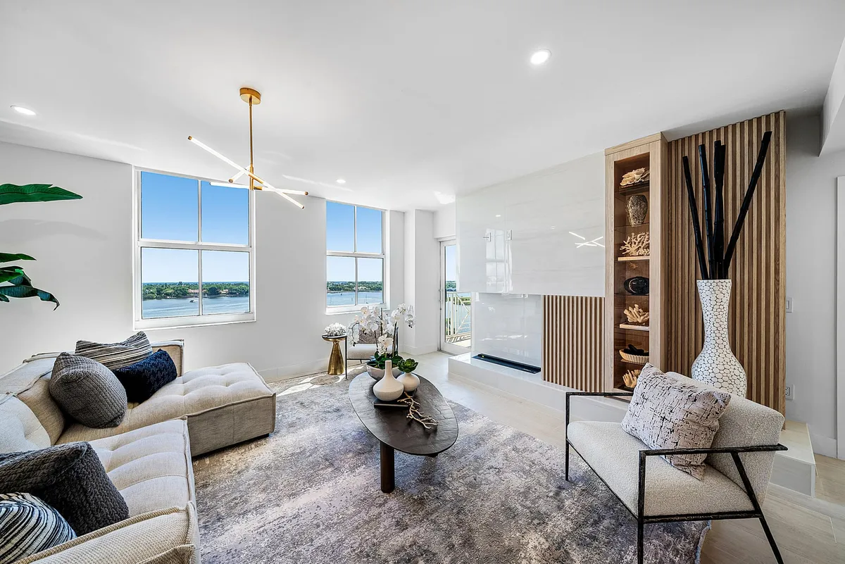 The Strand Unit 806