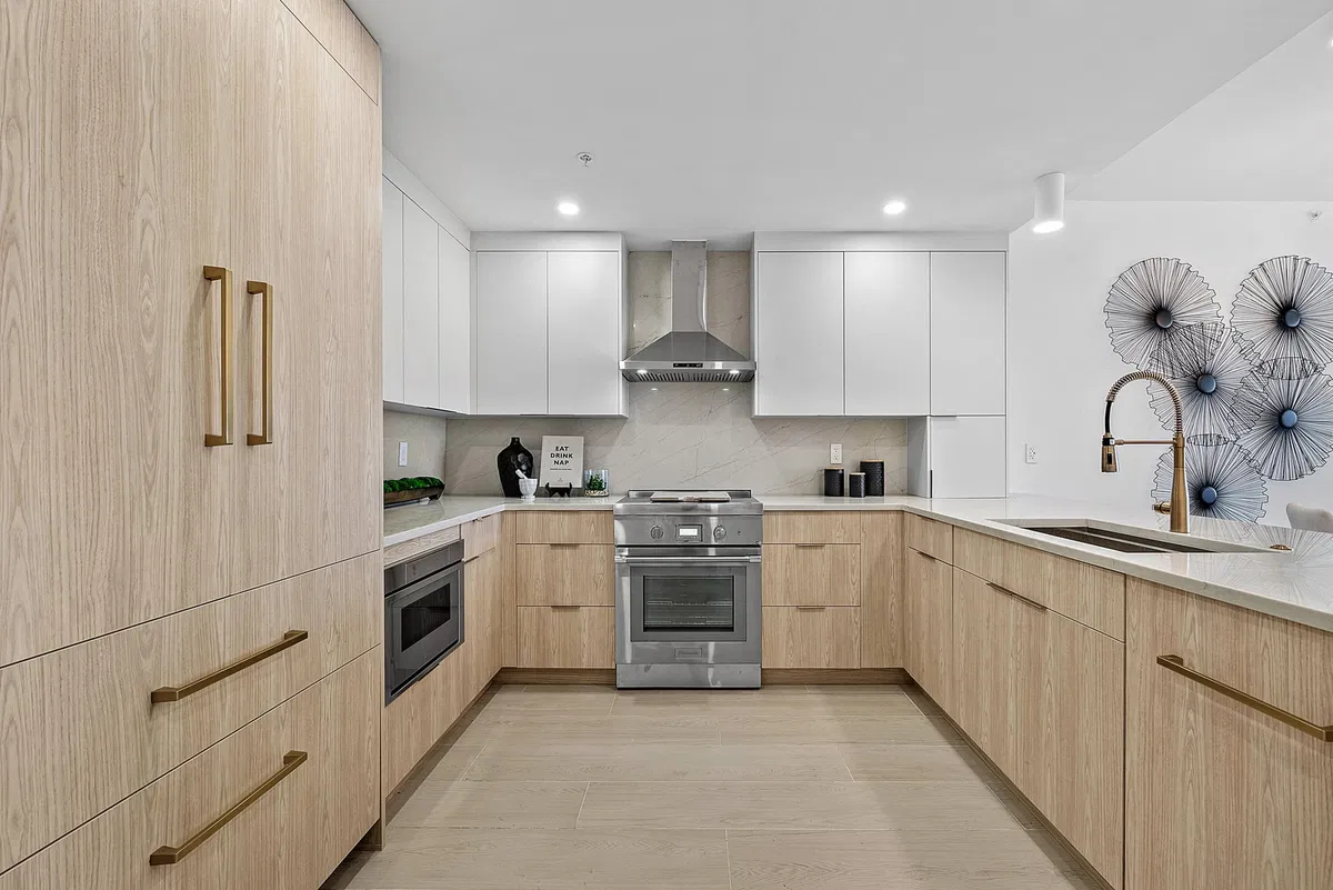 The Strand Unit 806 photo 16