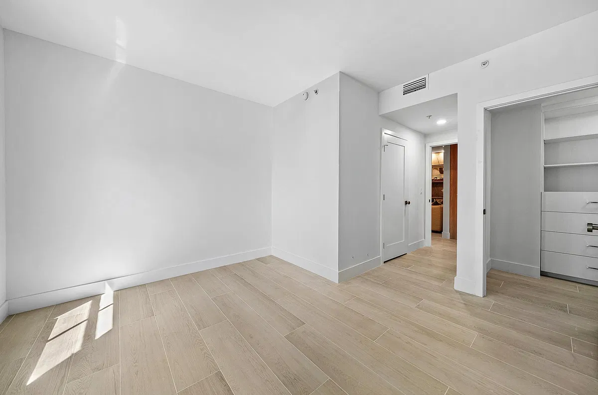 The Strand Unit 806 photo 43