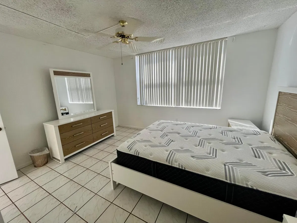 Unit 305 photo 7