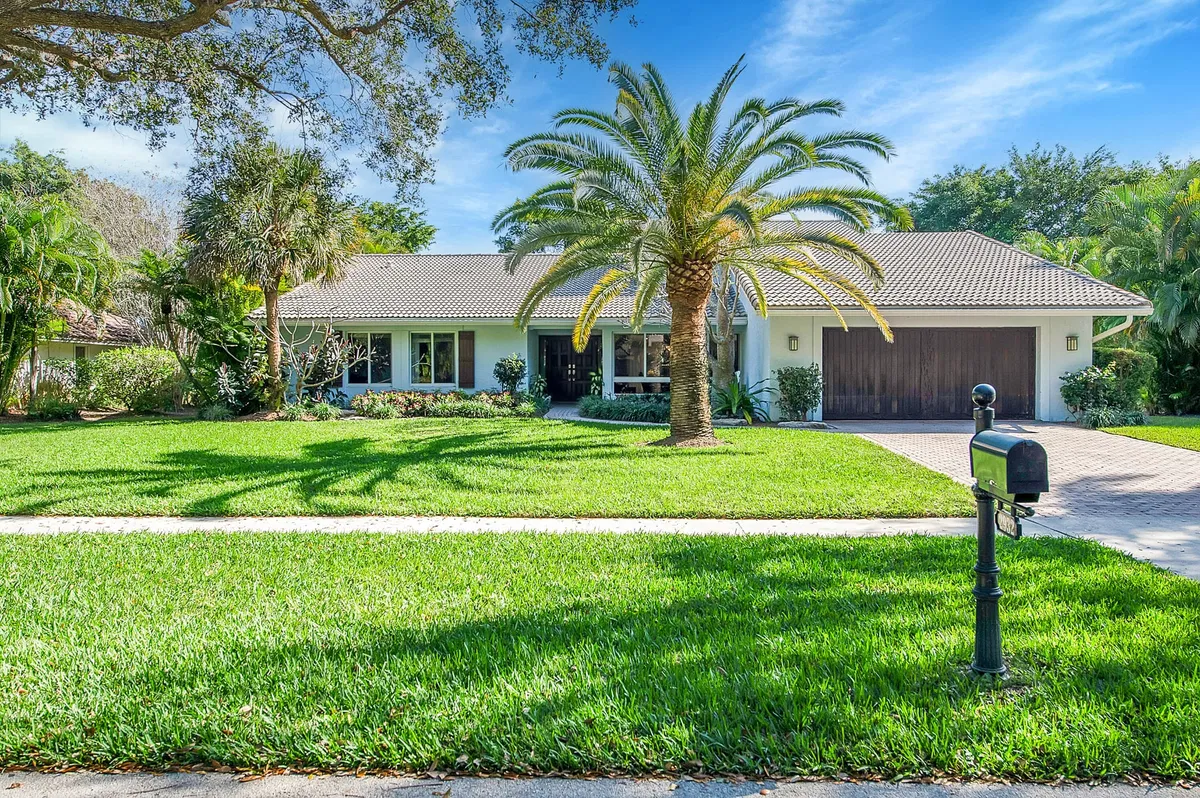 Boca Bath & Tennis Residence