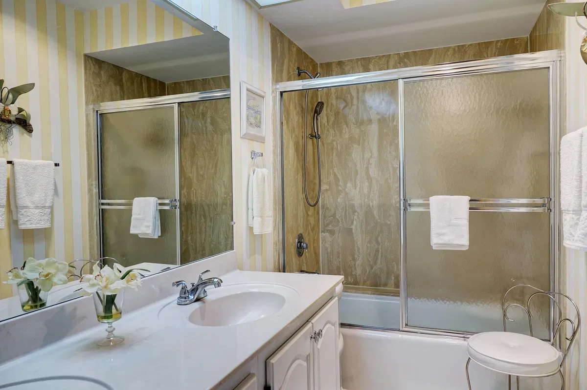 Unit C305 photo 13