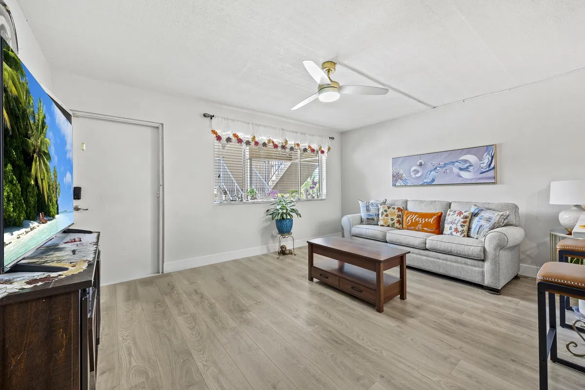 Unit 202 photo 4