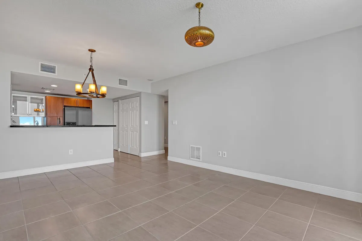 610 Clematis Unit 618 photo 7