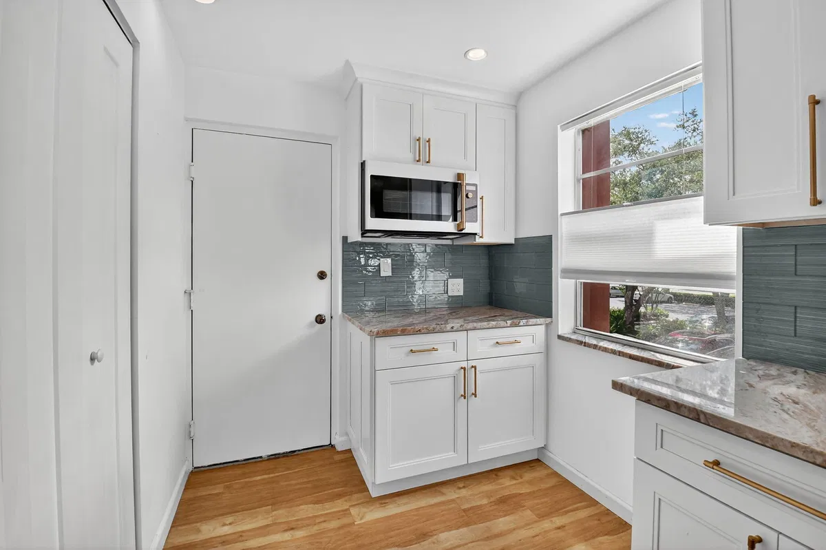 Unit 220 photo 10